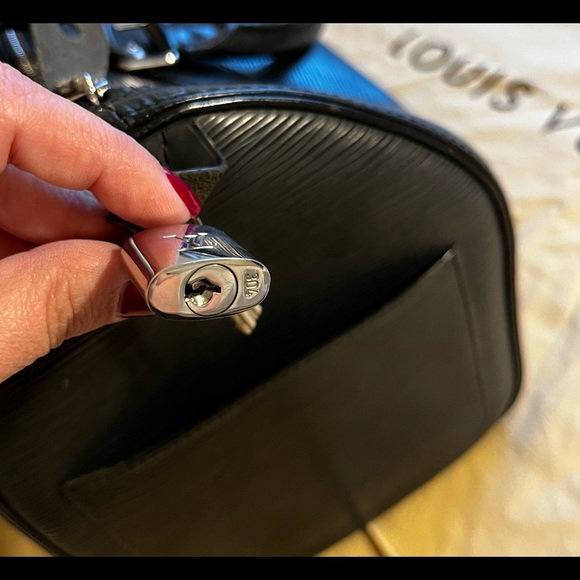 Louis Vuitton Speedy 35 (Black Epi Leather) - Great Condition - Picture 10 of 14